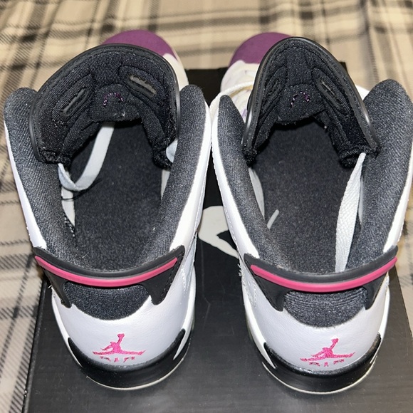 Air Jordan 6 retro size 5 grade school - Picture 3 of 5